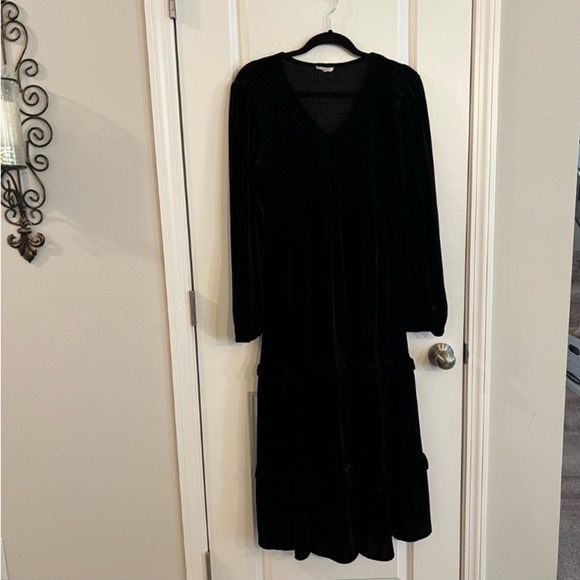 JODIFL Dresses & Skirts - ❤️ Jodifl Women’s Velvet Maxi Dress Sz Medium Black Smocked Like new